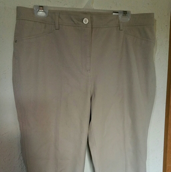 NWT Chico So Slimming size 2.5 khakis - Picture 4 of 4